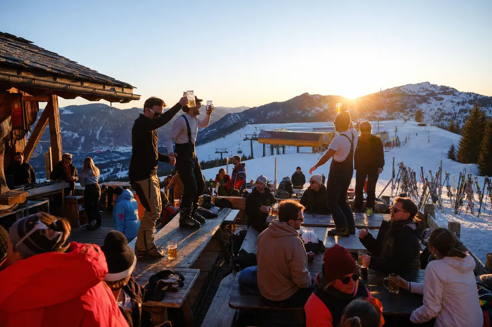 Après-ski na terase ve večerním slunci